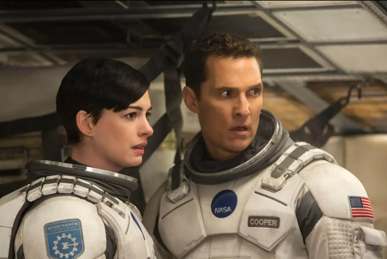 نقد فیلم Interstellar | سفر احساسی در دل فضا و زمان 2 متیو مک کانهی و آن هاتاوی در میان ستاره ای